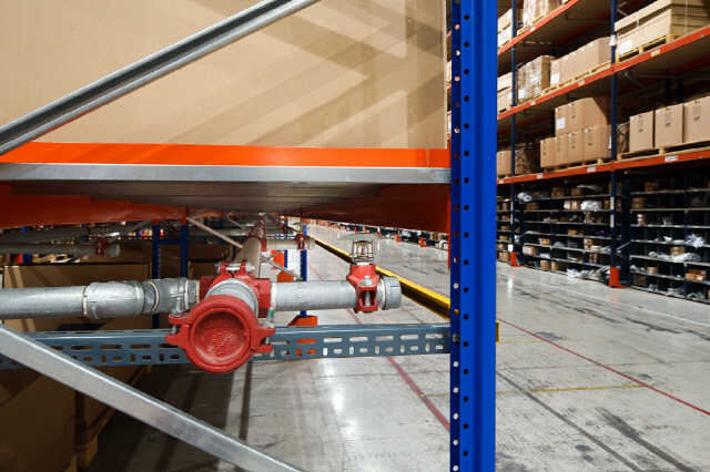 BMW 안성 부품물류센터 보관대 내에 설치된 스프링클러. BMW 그룹 코리아 제공